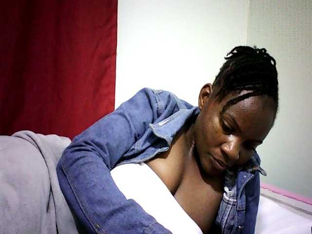 Pierra77 live cam on BongaCams