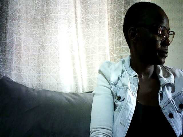 Pierra77 live cam on BongaCams