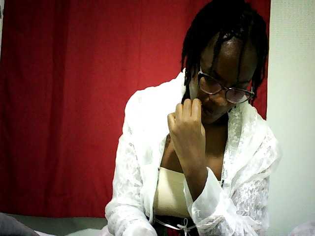 Pierra77 live cam on BongaCams