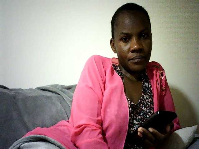 Pierra77 live cam on BongaCams
