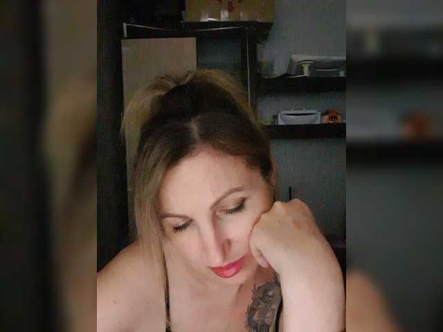 Nushka1939 live cam on BongaCams