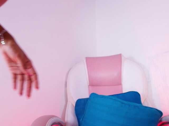naomi-k live cam on BongaCams