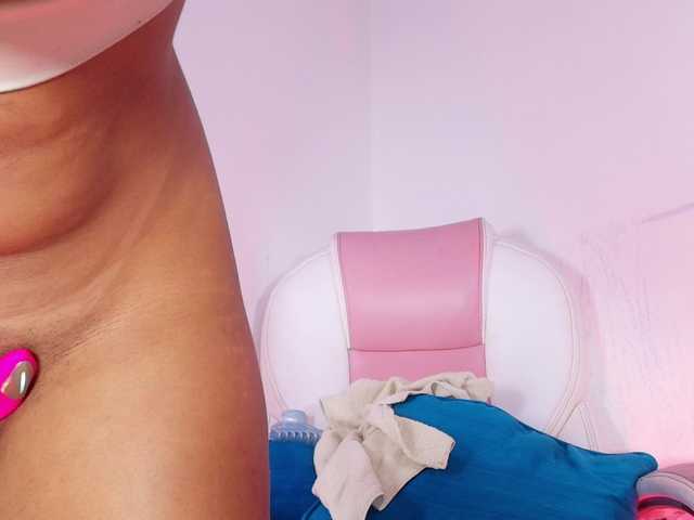 naomi-k live cam on BongaCams