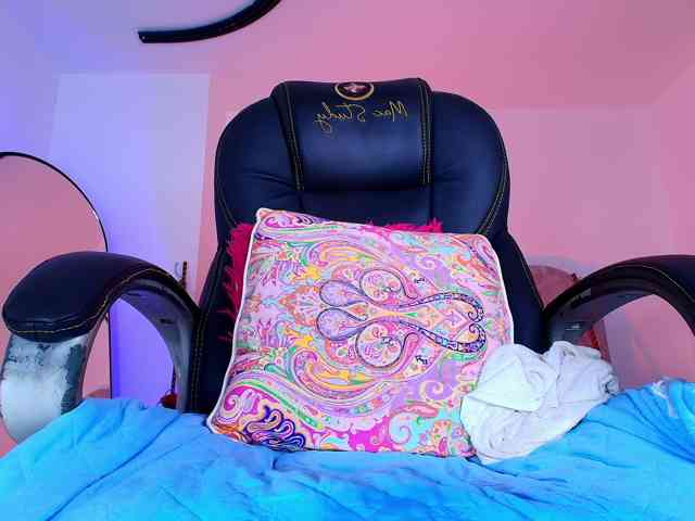 naomi-k webcam