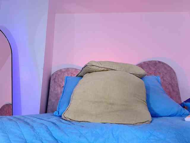 naomi-k webcam