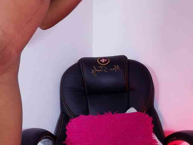 naomi-k webcam