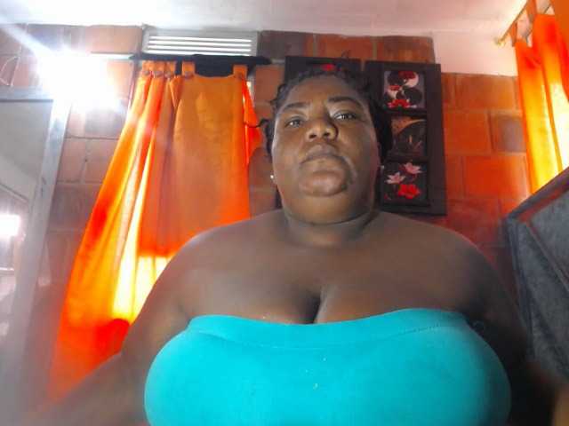 bustyboobsxxll live cam on BongaCams