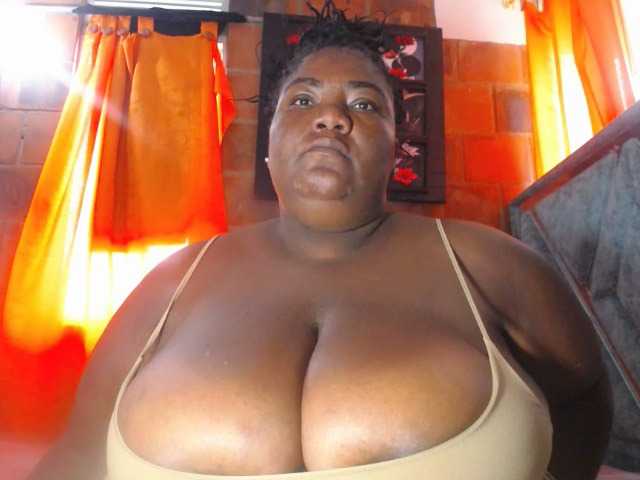 bustyboobsxxll live cam on BongaCams