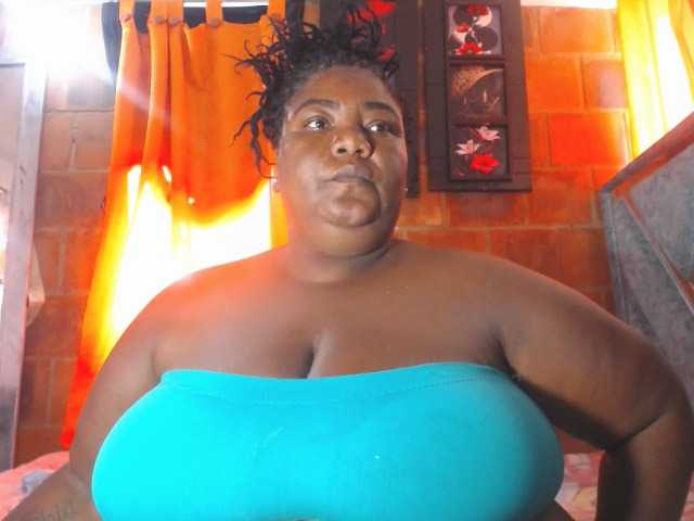 bustyboobsxxll live cam on BongaCams
