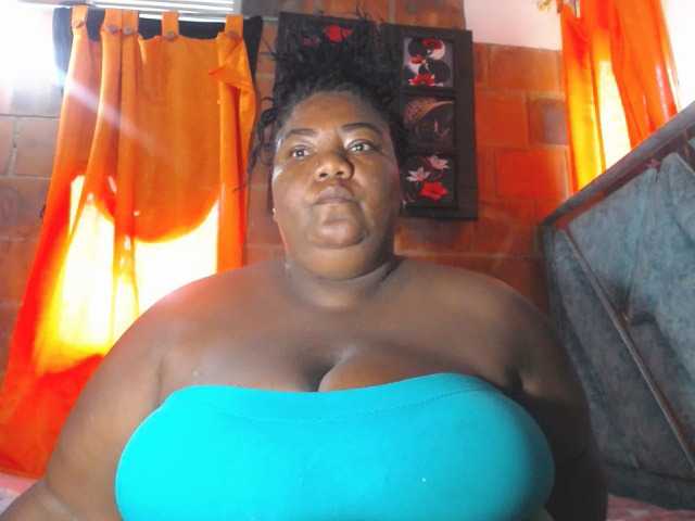 bustyboobsxxll live cam on BongaCams