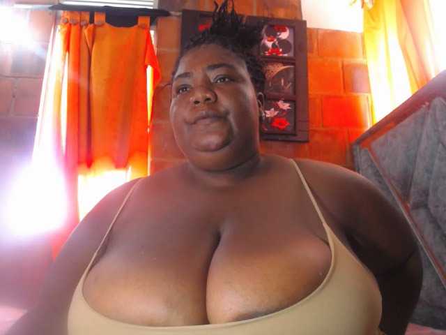 bustyboobsxxll live cam on BongaCams