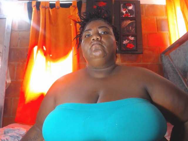 bustyboobsxxll live cam on BongaCams