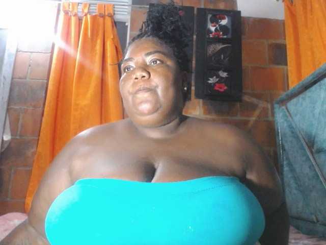 bustyboobsxxll live cam on BongaCams