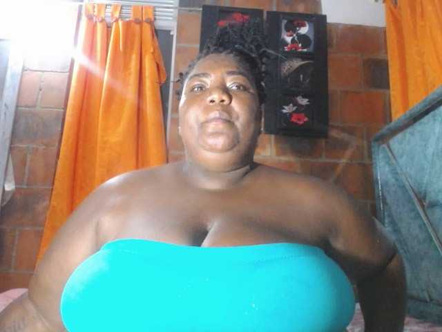 bustyboobsxxll live cam on BongaCams