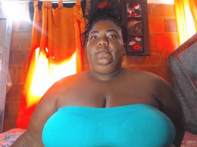 bustyboobsxxll live cam on BongaCams
