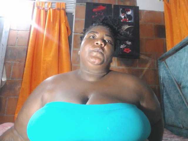 bustyboobsxxll live cam on BongaCams
