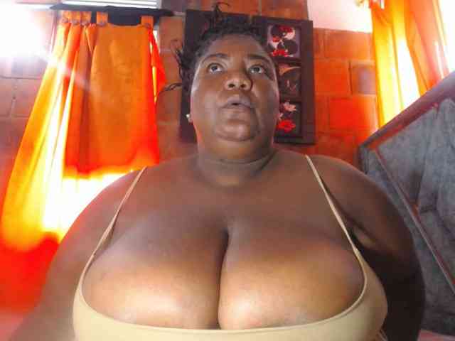 bustyboobsxxll webcam