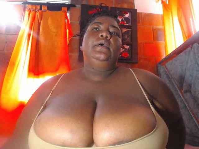 bustyboobsxxll webcam