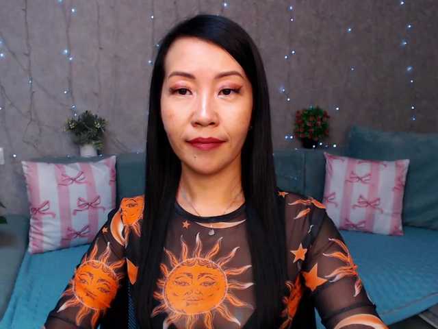 le modèle RoseFlow est en webcam porno dans un show sur le site bongacams, il possède les tags suivants: Asian,Brunette,Shaved