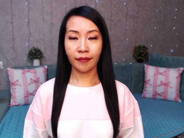 le modèle RoseFlow est en webcam porno dans un show sur le site bongacams, il possède les tags suivants: Asian,Brunette,Shaved