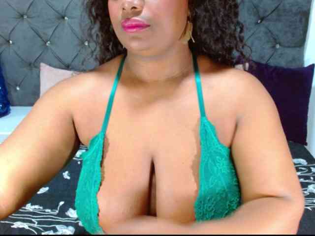 BIGTITSEBONY webcam