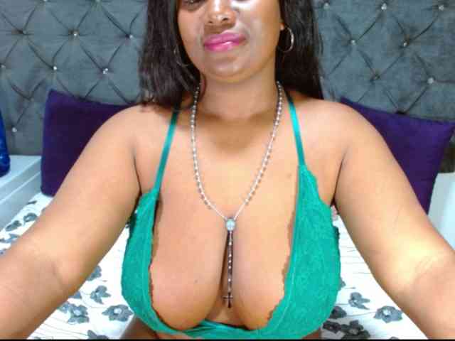 Modelo: BIGTITSEBONY