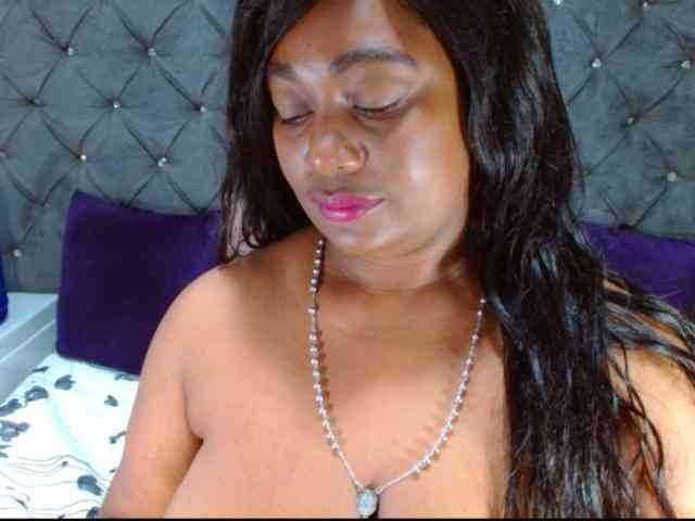 Modelo: BIGTITSEBONY