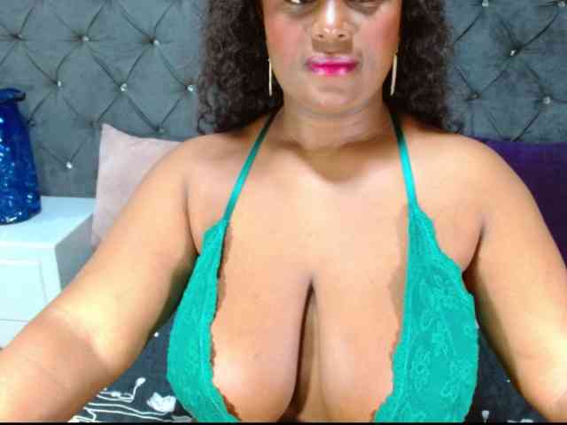 BIGTITSEBONY webcam