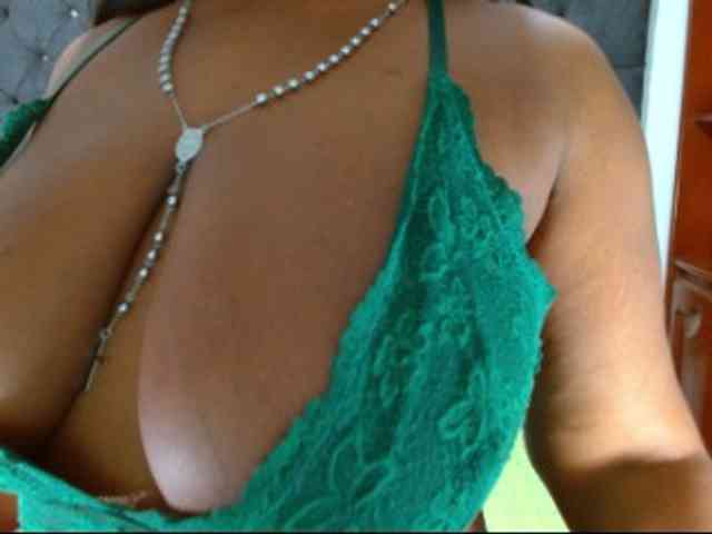 Modelo: BIGTITSEBONY
