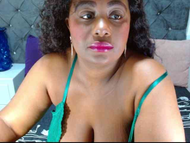 BIGTITSEBONY webcam