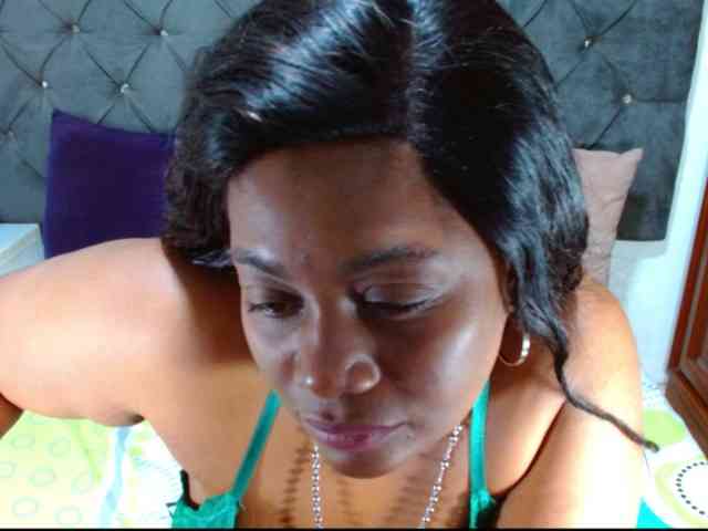 Modelo: BIGTITSEBONY