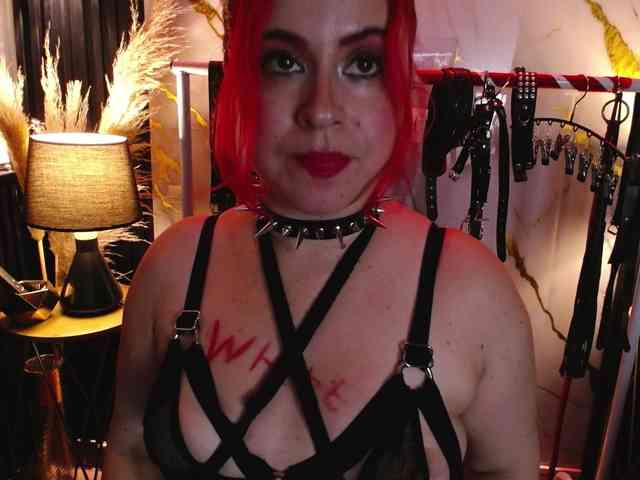 Naty-slavedoll webcam
