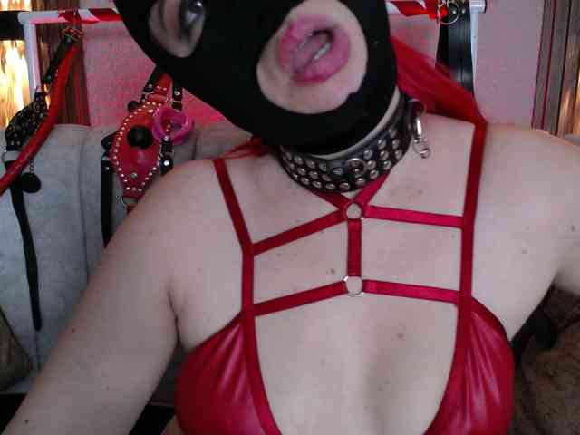 Naty-slavedoll webcam