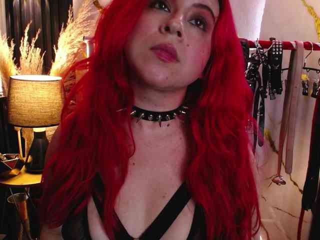 Naty-slavedoll webcam