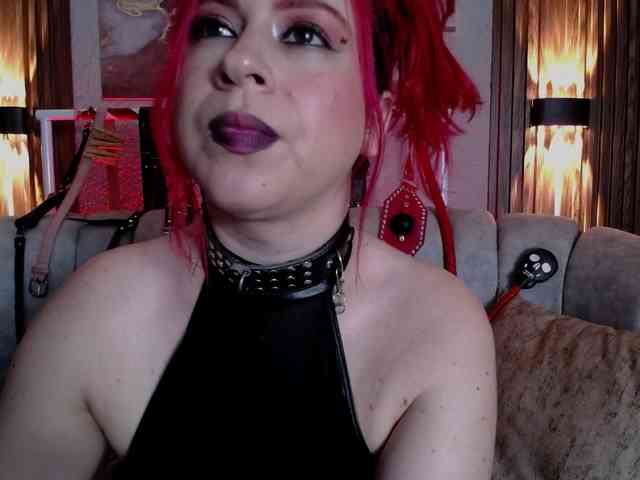 Naty-slavedoll webcam
