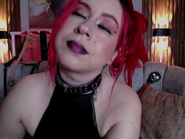 Naty-slavedoll webcam