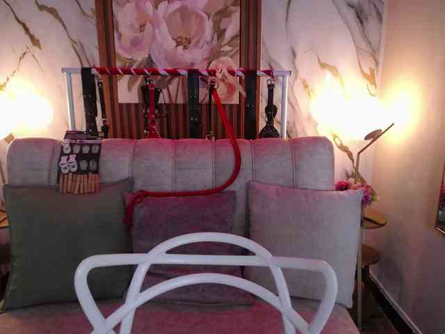 Naty-slavedoll webcam