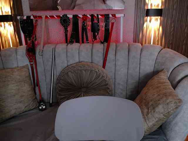 Naty-slavedoll webcam