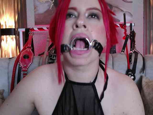 Naty-slavedoll webcam