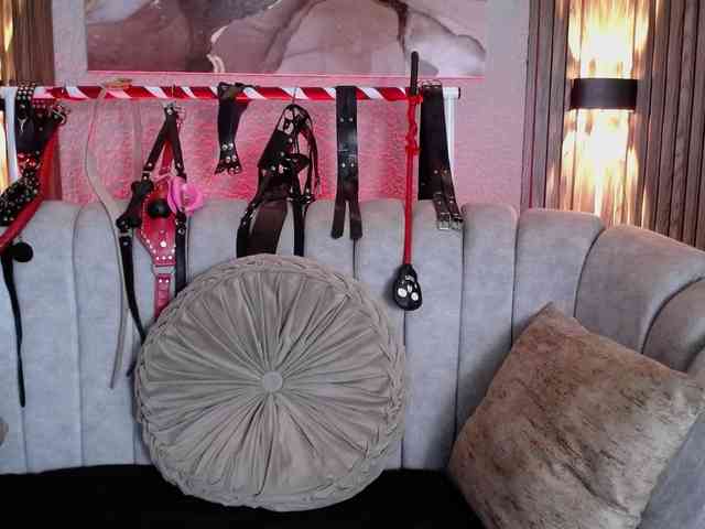 Naty-slavedoll webcam