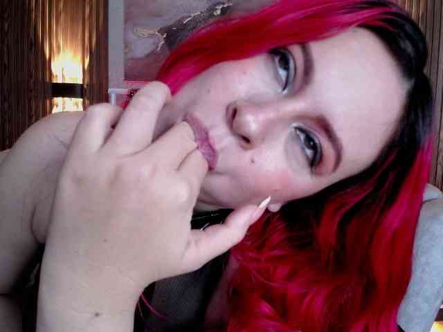 Naty-slavedoll webcam