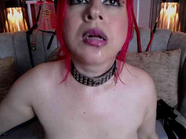 Naty-slavedoll webcam