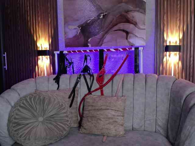 Naty-slavedoll webcam
