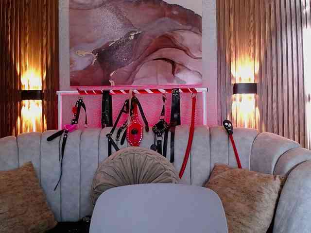Naty-slavedoll webcam