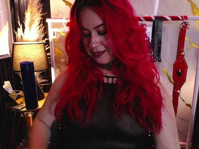 Naty-slavedoll webcam