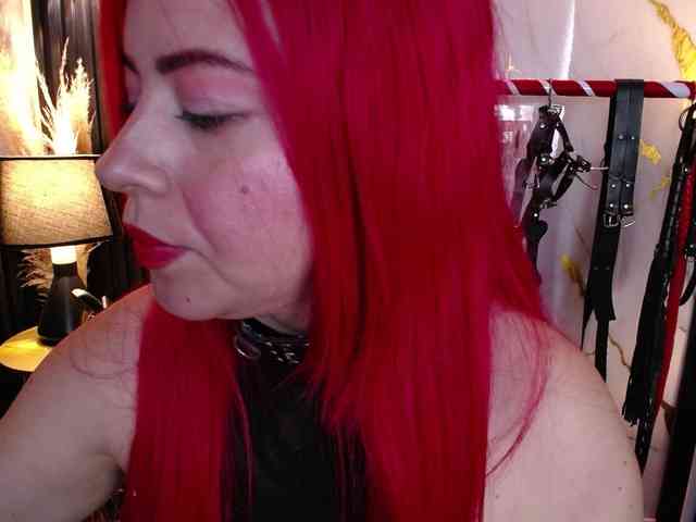 Naty-slavedoll webcam