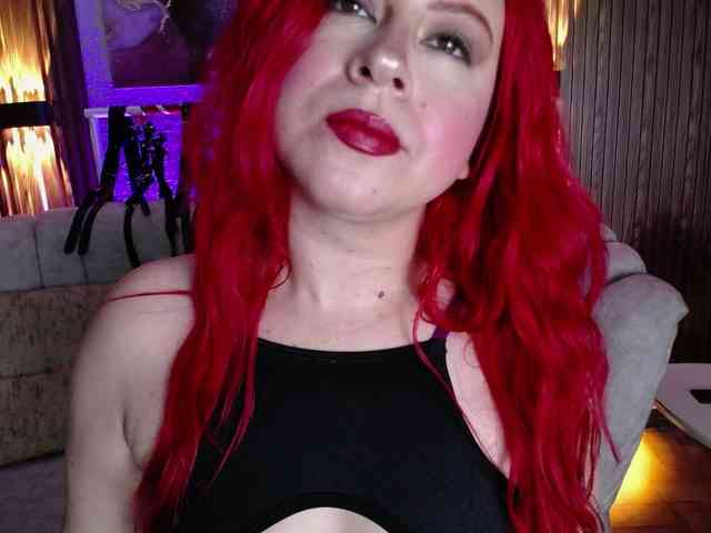 Naty-slavedoll webcam