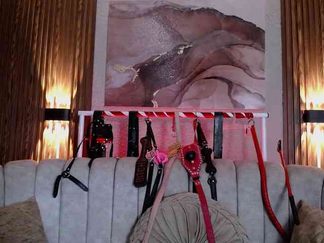 Naty-slavedoll webcam