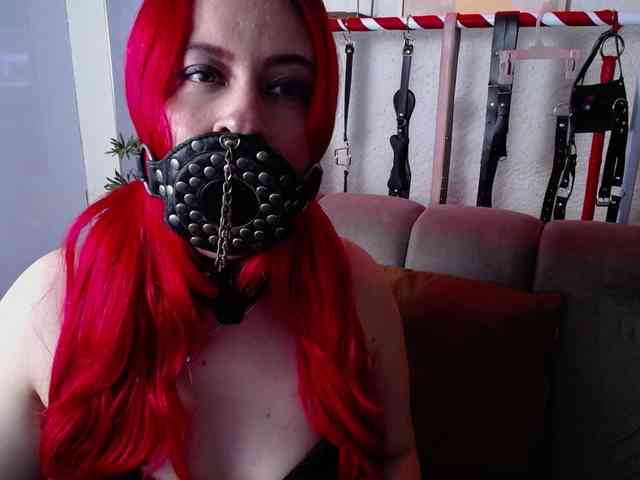Naty-slavedoll webcam