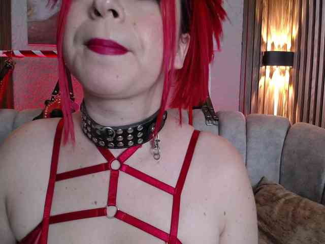 Naty-slavedoll webcam